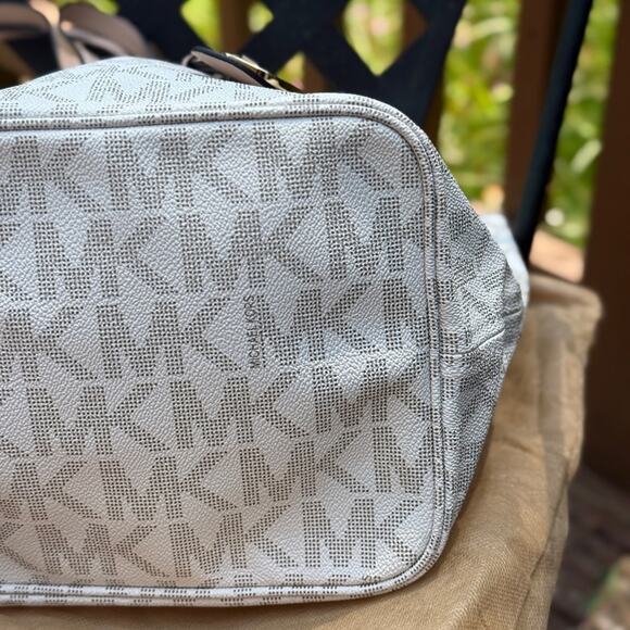 Michael Kors Monogram Cream Tote - Picture 3 of 9